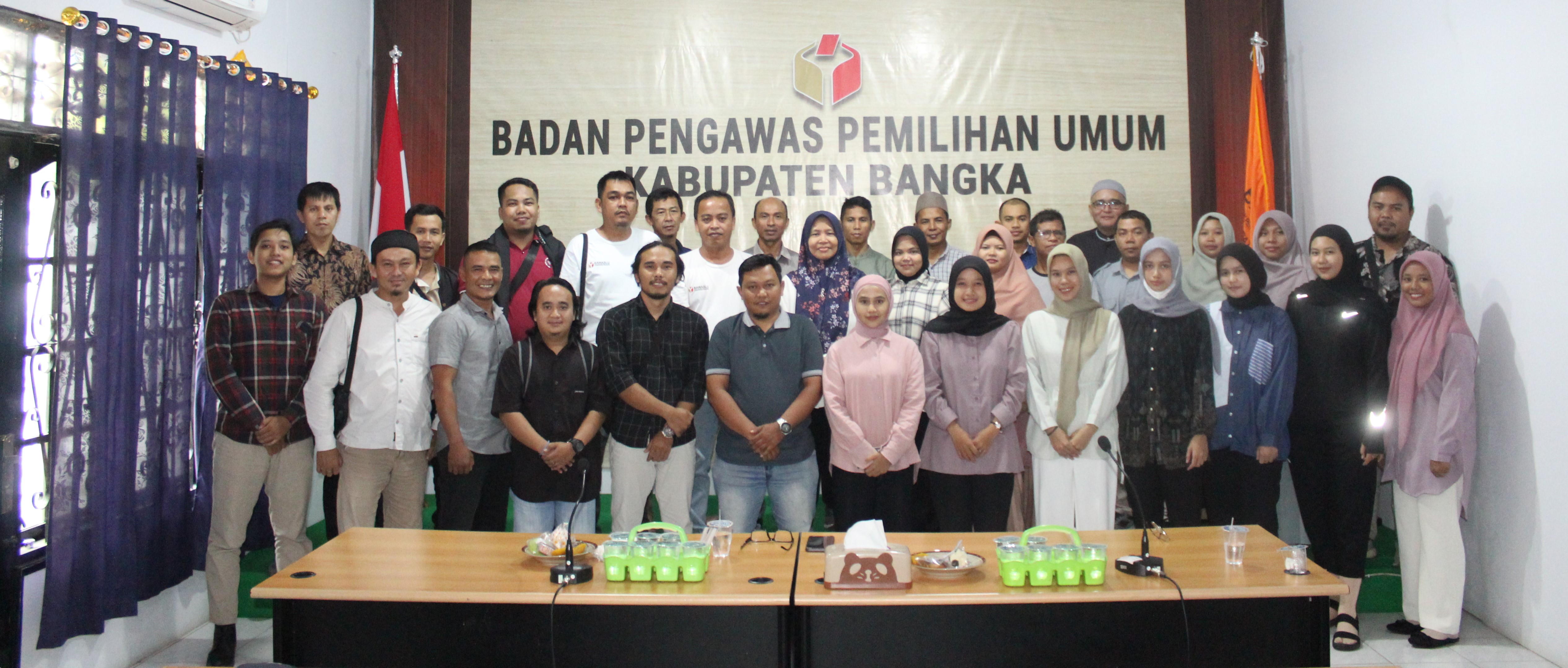 Foto Bersama Seusai Rapat Peningkatan Kapasitas, soliditas, harmonisasi dan sinergitas jajaran Pengawas Pemilihan Serentak Tahun 2024