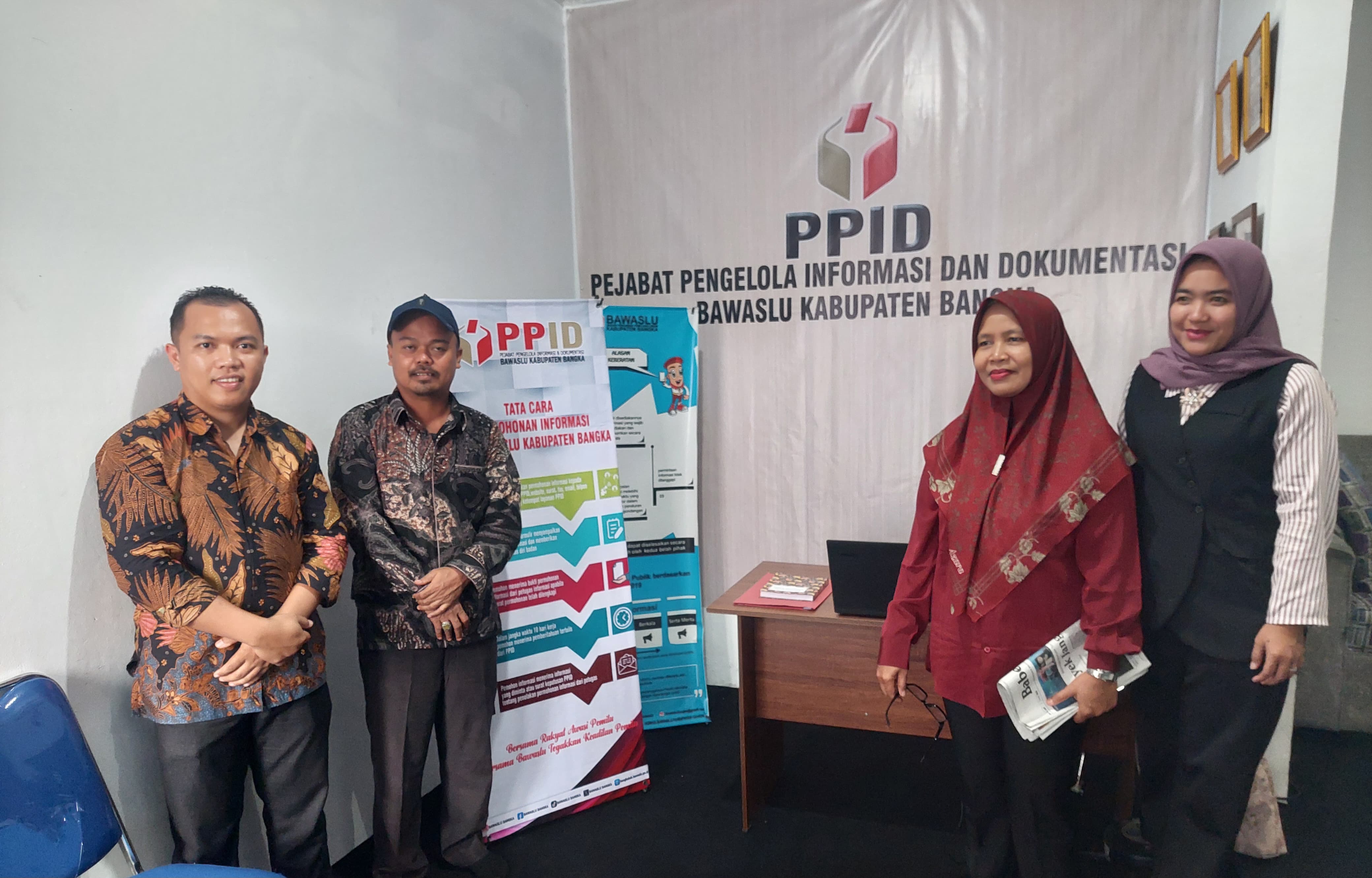 Anggota Bawaslu Babel, Jafri Bersama Jajaran Melakukan Monitoring Kesiapan PPID Bawaslu Kabupaten Bangka pada Rabu, 19 Juni 2024 di Ruang PPID Bawaslu Kabupaten Bangka