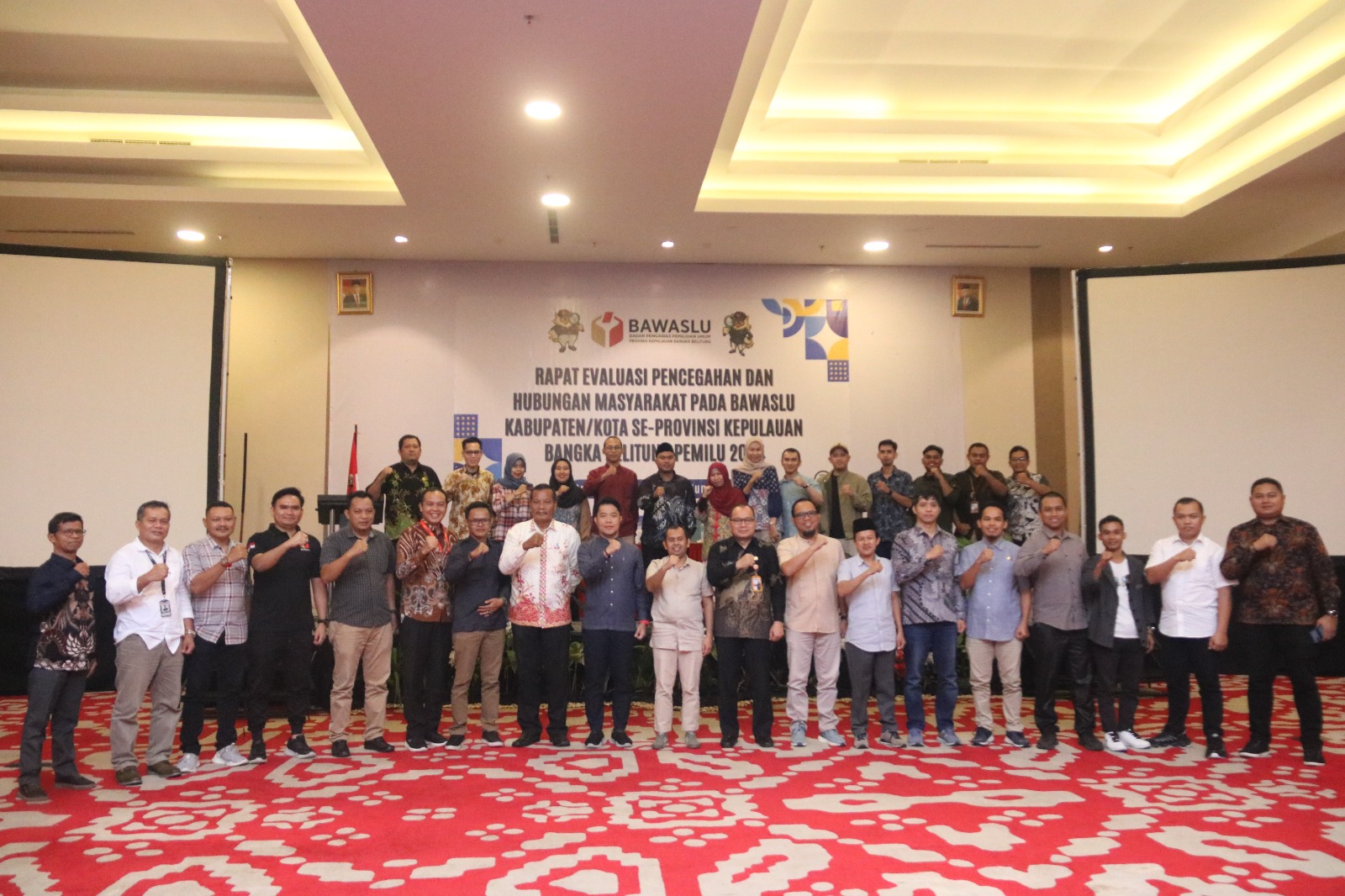 Foto Bersama Saat Rapat Evaluasi Pencegahan dan Hubungan Masyarakat pada Bawaslu Kabupaten/Kota se-Provinsi Kepulauan Bangka Belitung