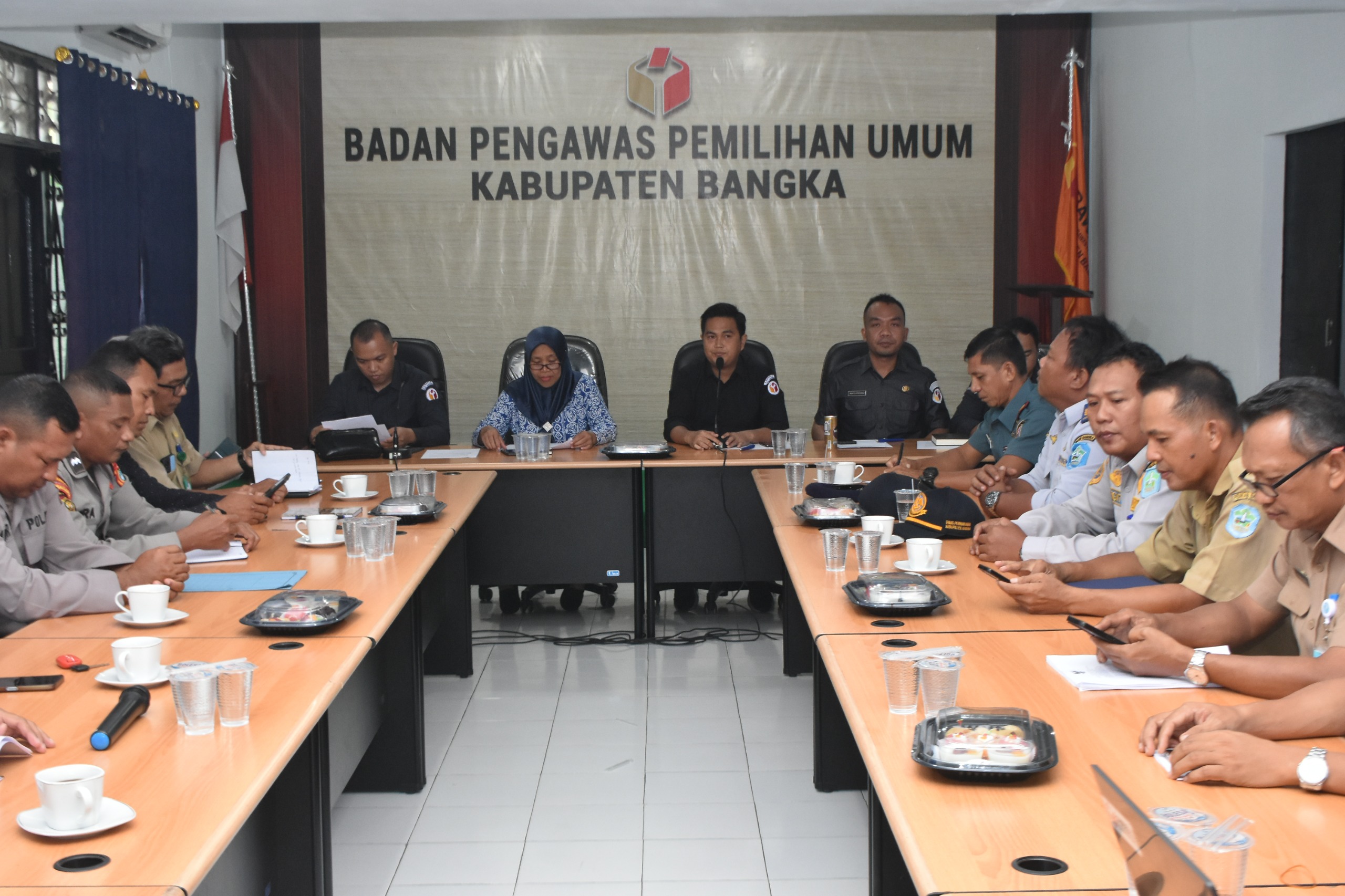 Rapat Kerja Bersama Kelompok Kerja Pengawasan Pemilihan yang dibentuk oleh Bawaslu Kabupaten Bangka di Ruang Rapat Sekretariat Bawaslu Kabupaten Bangka pada Selasa, 8 Oktober 2024