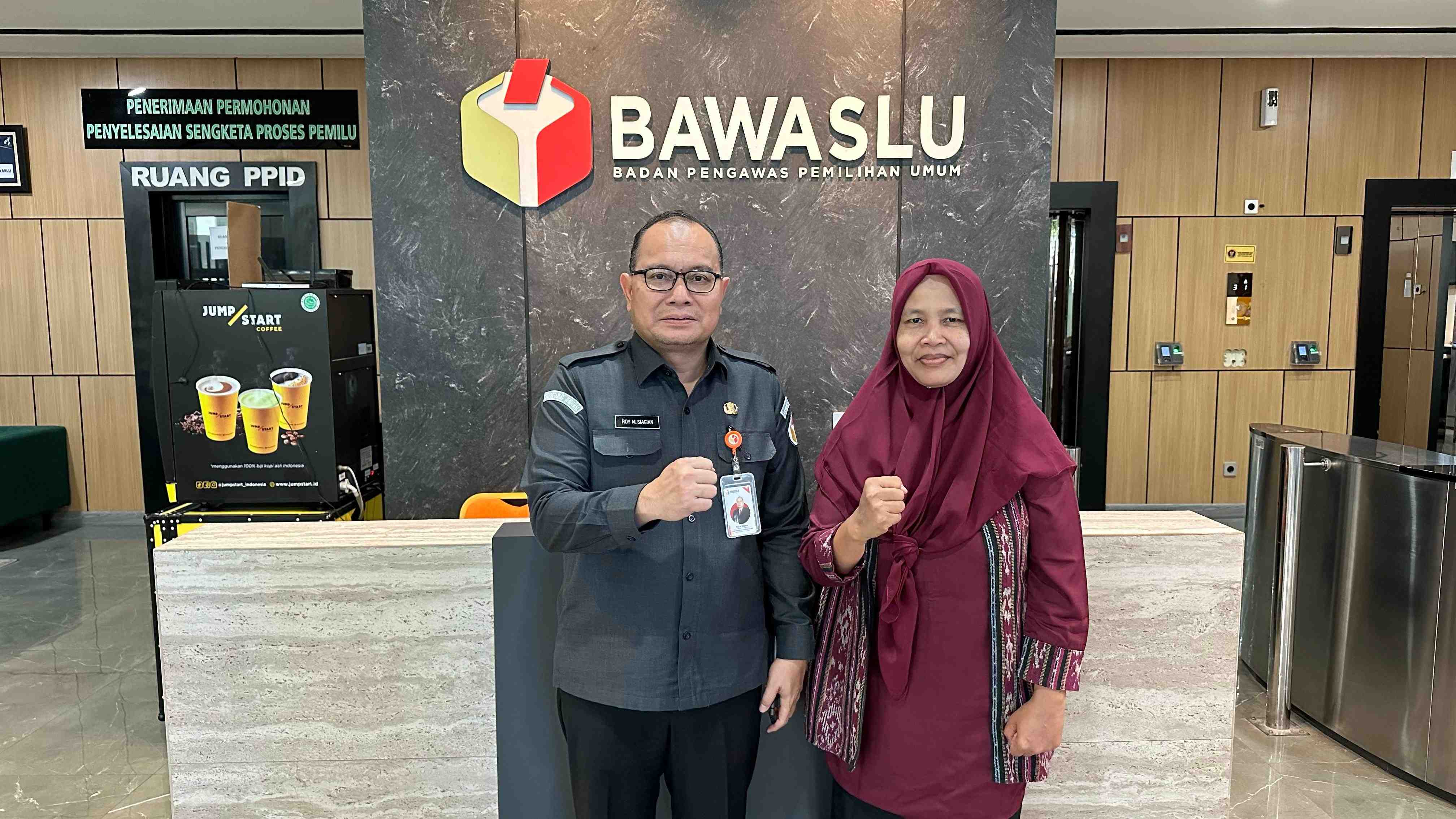 Bawaslu Kabupaten Bangka lakukan penyerahan Laporan Peningkatan Kapasitas Sumber Daya Manusia (SDM) dan Buku SDMO-Diklat Bawaslu Kabupaten Bangka