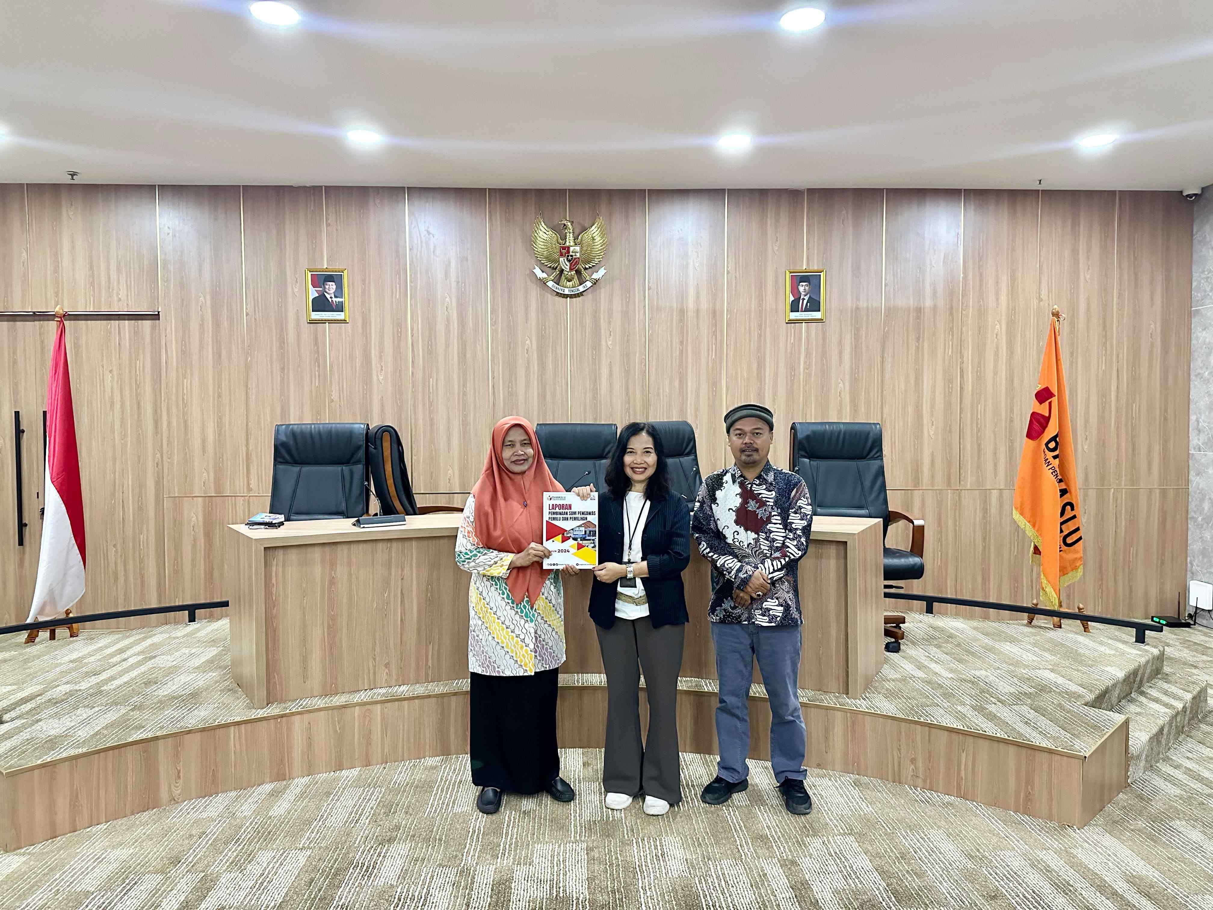 Ketua Bawaslu Kabupaten Bangka, Sugesti menyerahkan secara langsung laporan Akhir Pelaksanaan Tugas Divisi Sumber Daya Manusia, Organisasi dan Pendidikan dan Latihan (SDMO Diklat) Bawaslu Kabupaten Bangka Tahun 2024 pada Rabu, 5 Februari 2025