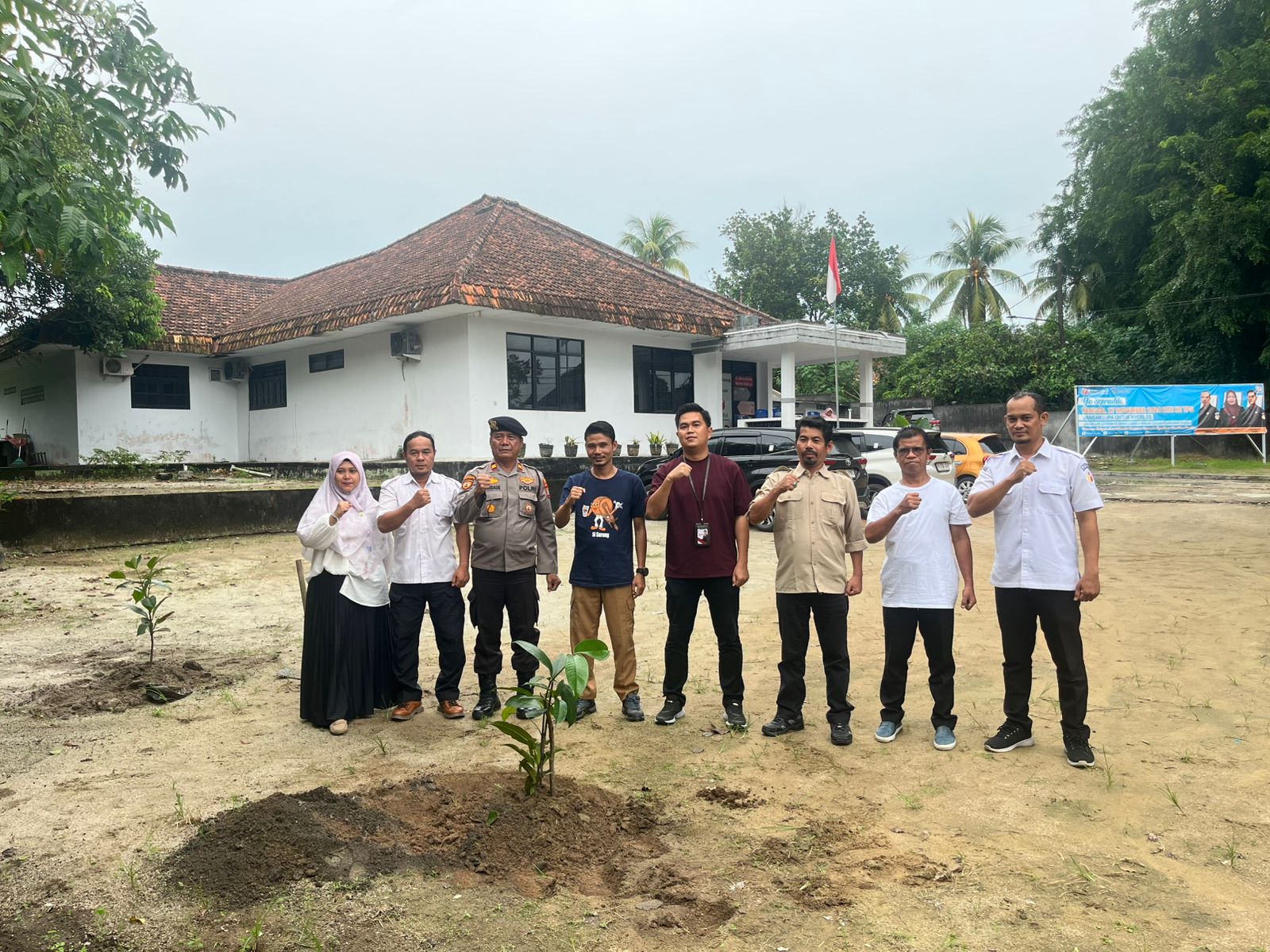 penanaman Pohon Manggis di halaman Sekretariat Bawaslu Kabupaten Bangka pada Rabu, 18 Desember 2024