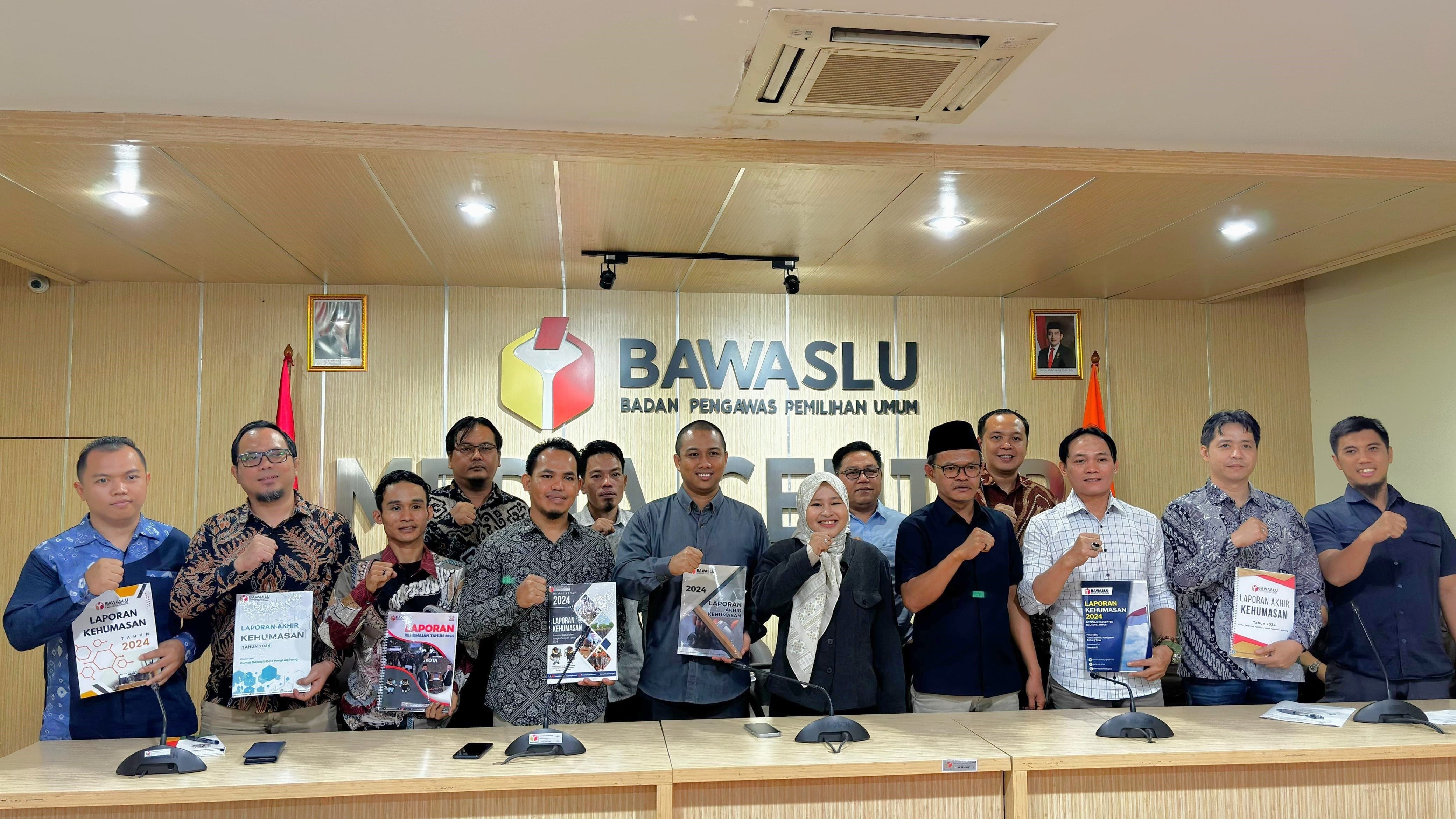 Penyerahan Laporan Akhir Kehumasan Tahun 2024 di Ruang Media Center Bawaslu Republik Indonesia pada Kamis, 16 Januari 2025