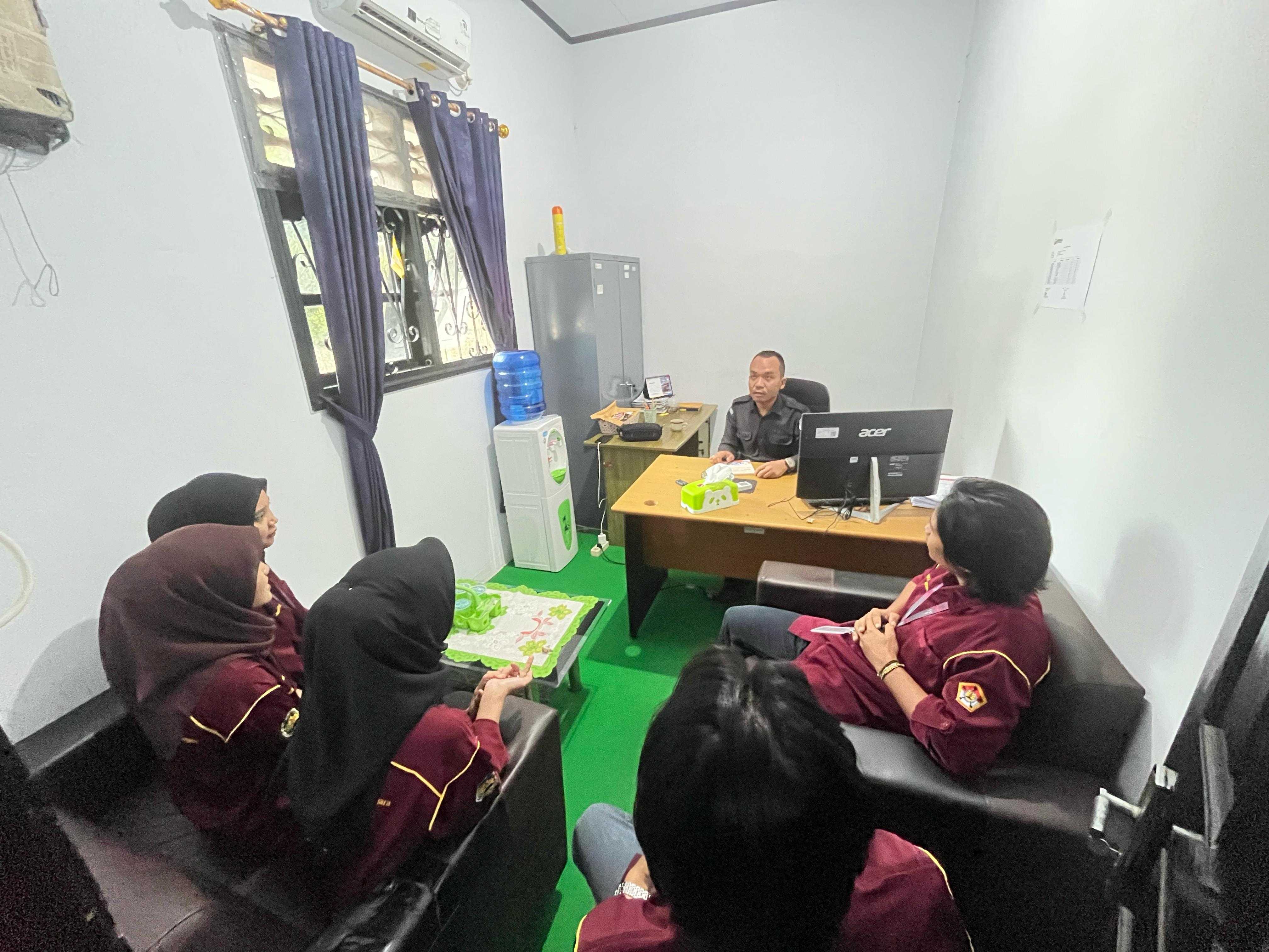 Plt. Kepala Sekretariat Bawaslu Bangka, Wahyu Perdana menerima mahasiswa Kerja Magang dari Institut Pahlawan 12 Sungailiat