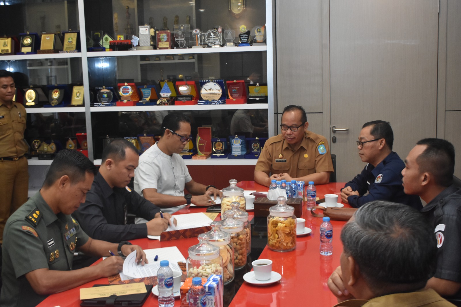 Penandatangan Nota Kesepakatan Bersama Persetujuan Pemenuhan Kebutuhan Dana Hibah di Ruang Kerja Sekretaris Daerah Kabupaten Bangka pada Selasa, 18 Februari 2025