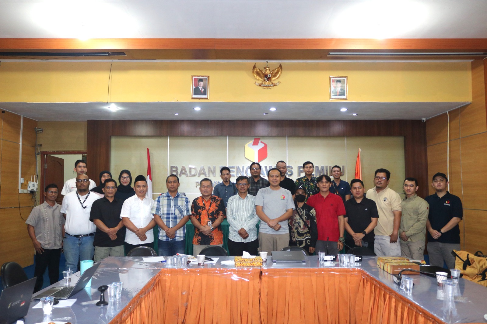 Foto Bersama Rapat Konsolidasi Laporan Akhir