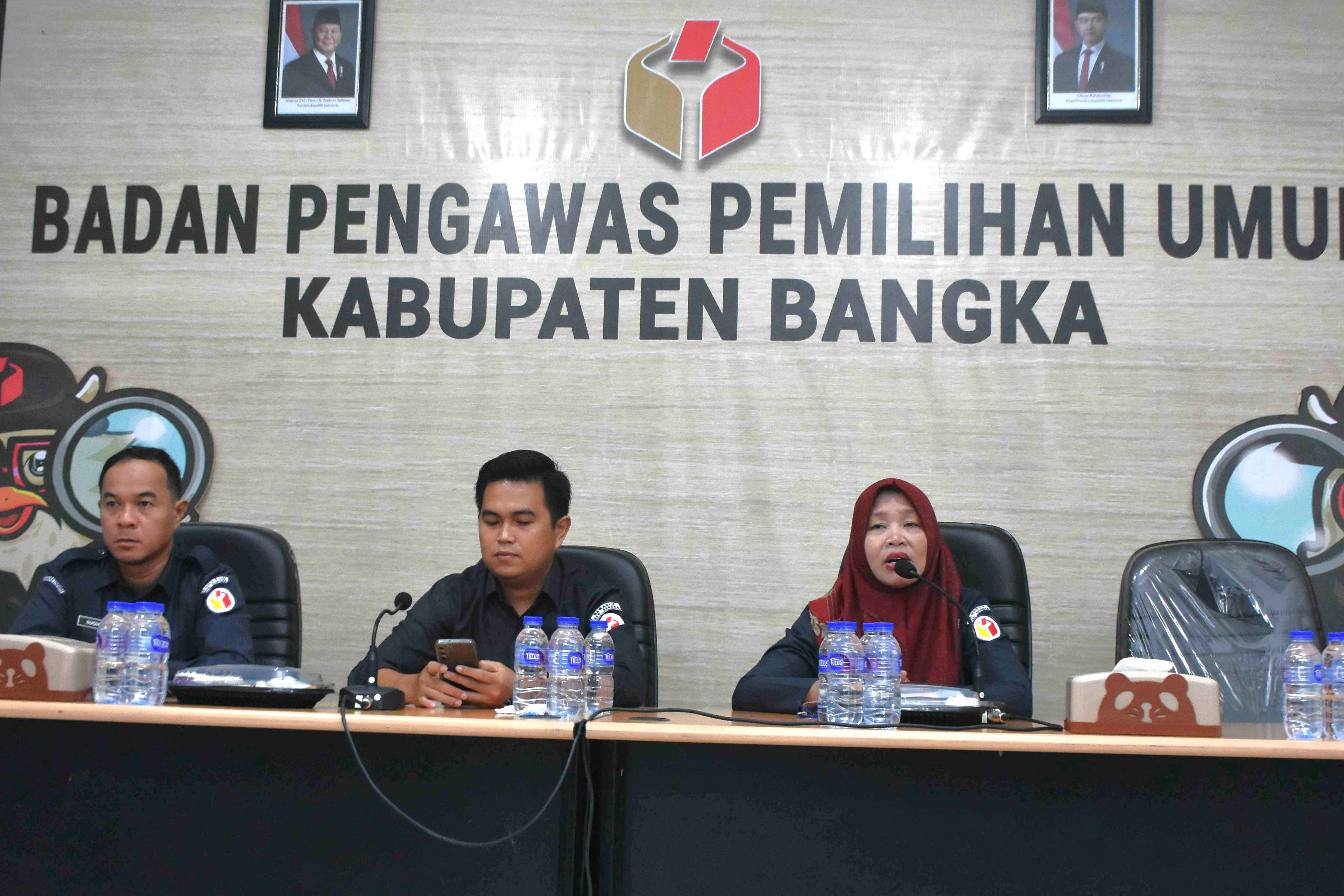 Anggota Bawaslu Bangka, Sugesti (Kanan Gambar)