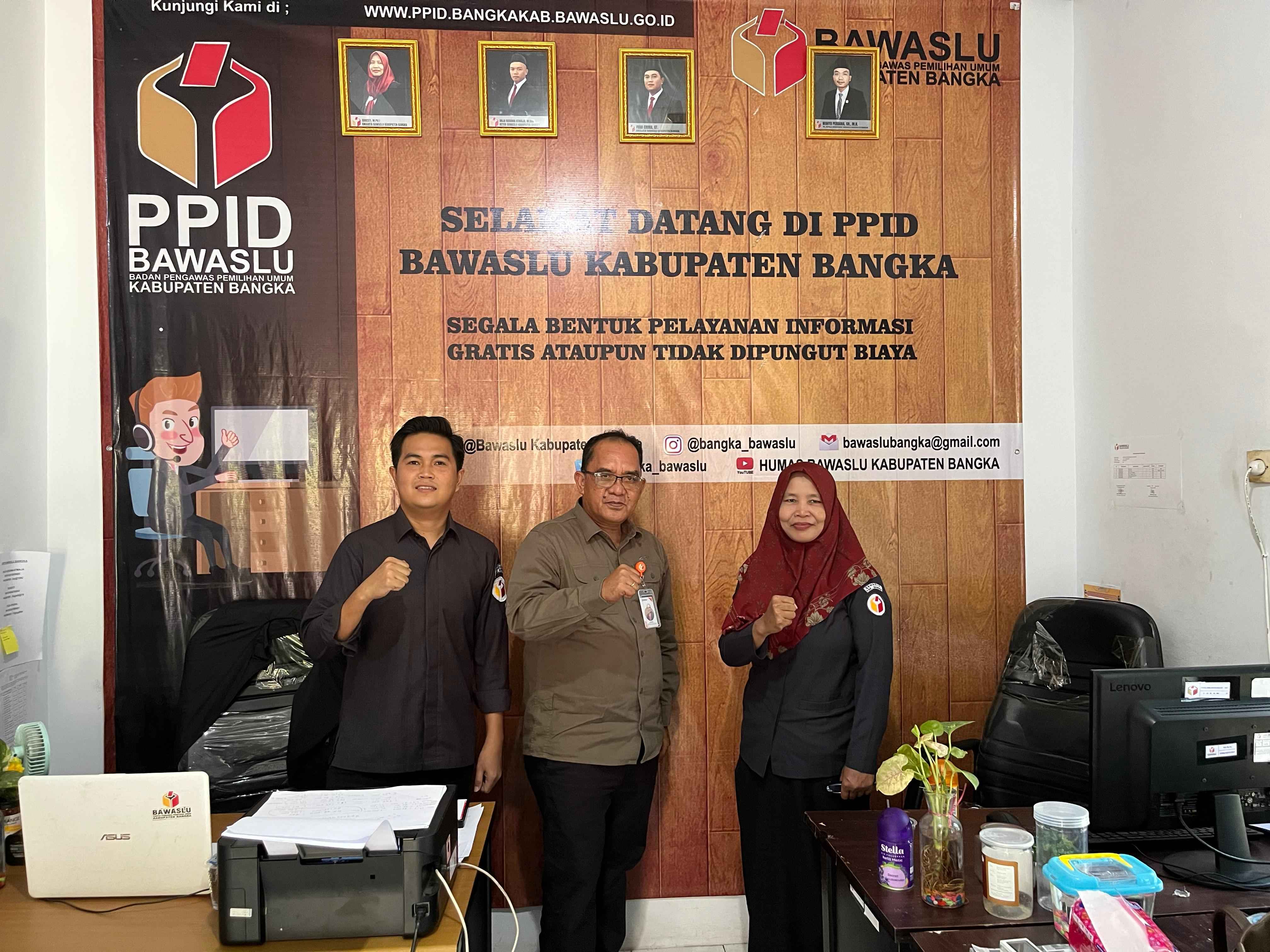 Anggota Bawaslu Bangka, Fega dan Sugesti bersama La Bayoni