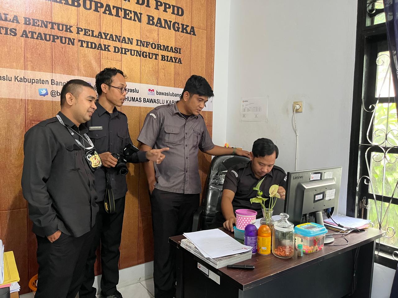 Staf Sekretariat Bawaslu Babel saat Memeriksa SAQ Bawaslu