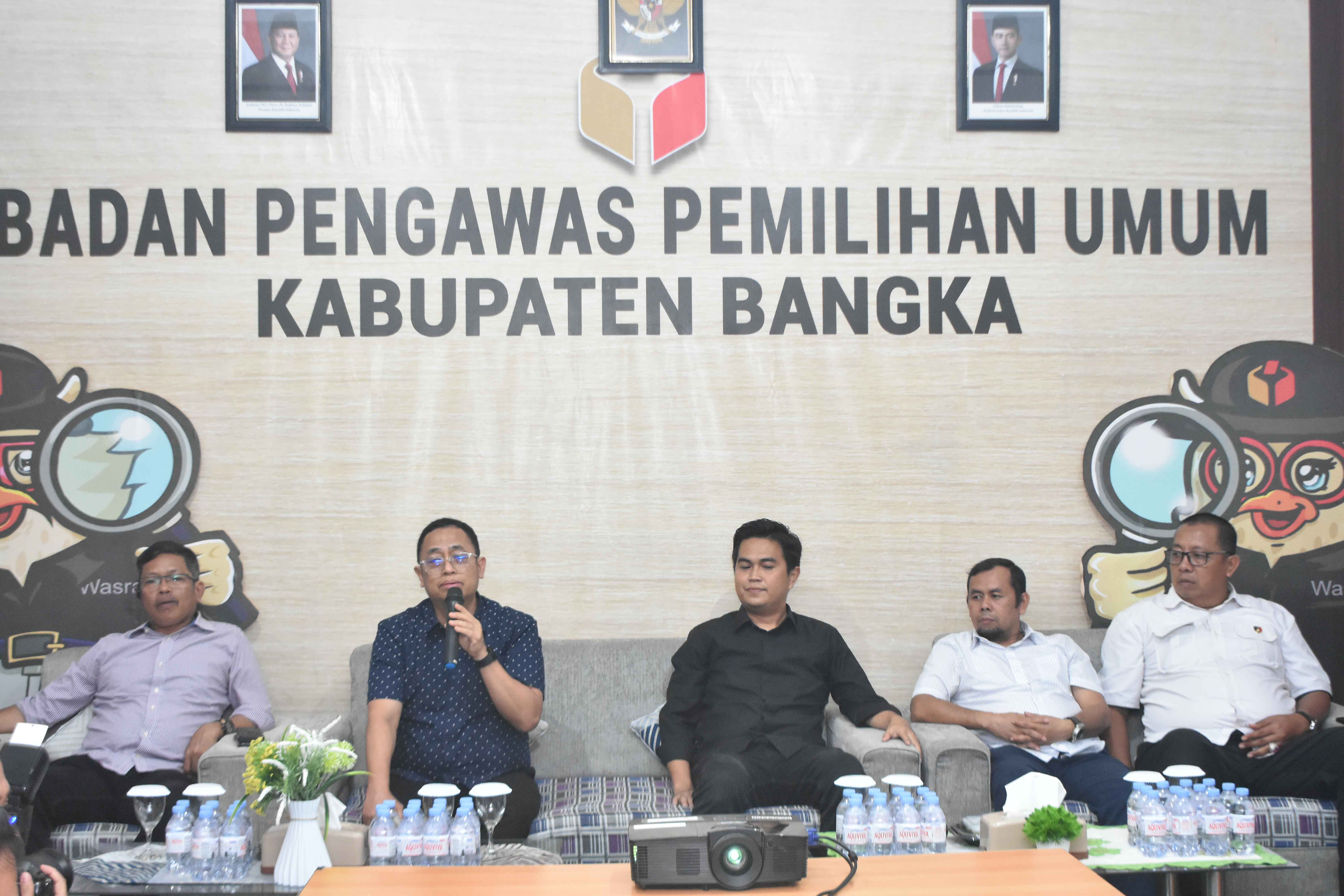 Puadi saat di Sekretariat Bawaslu Bangka