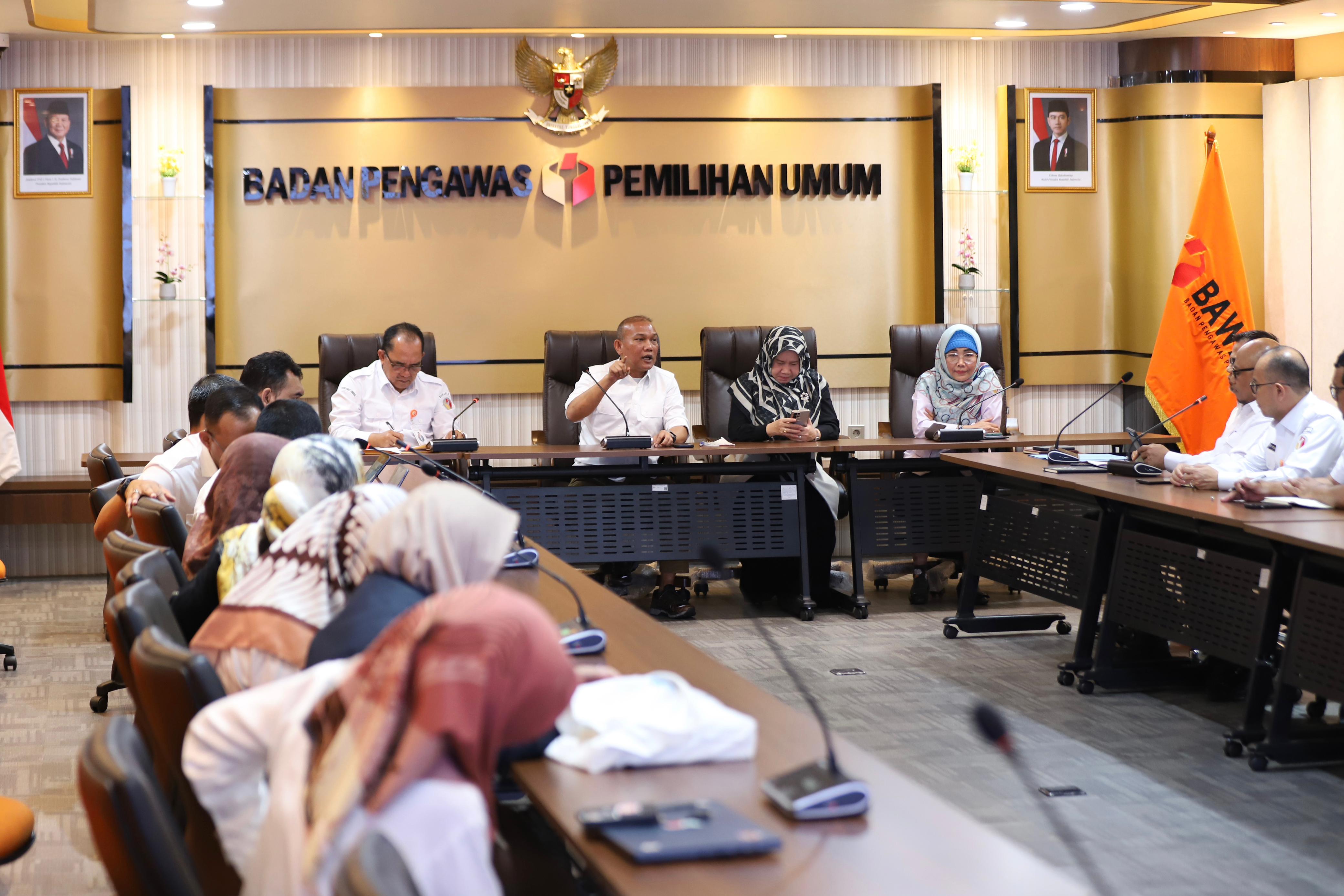 Rapat pemaparan program kerja dan anggaran dalam rangka penetapan arah kebijakan Bawaslu Tahun Anggaran 2026, yang dilaksanakan di Jakarta pada Rabu, 7 Januari 2026