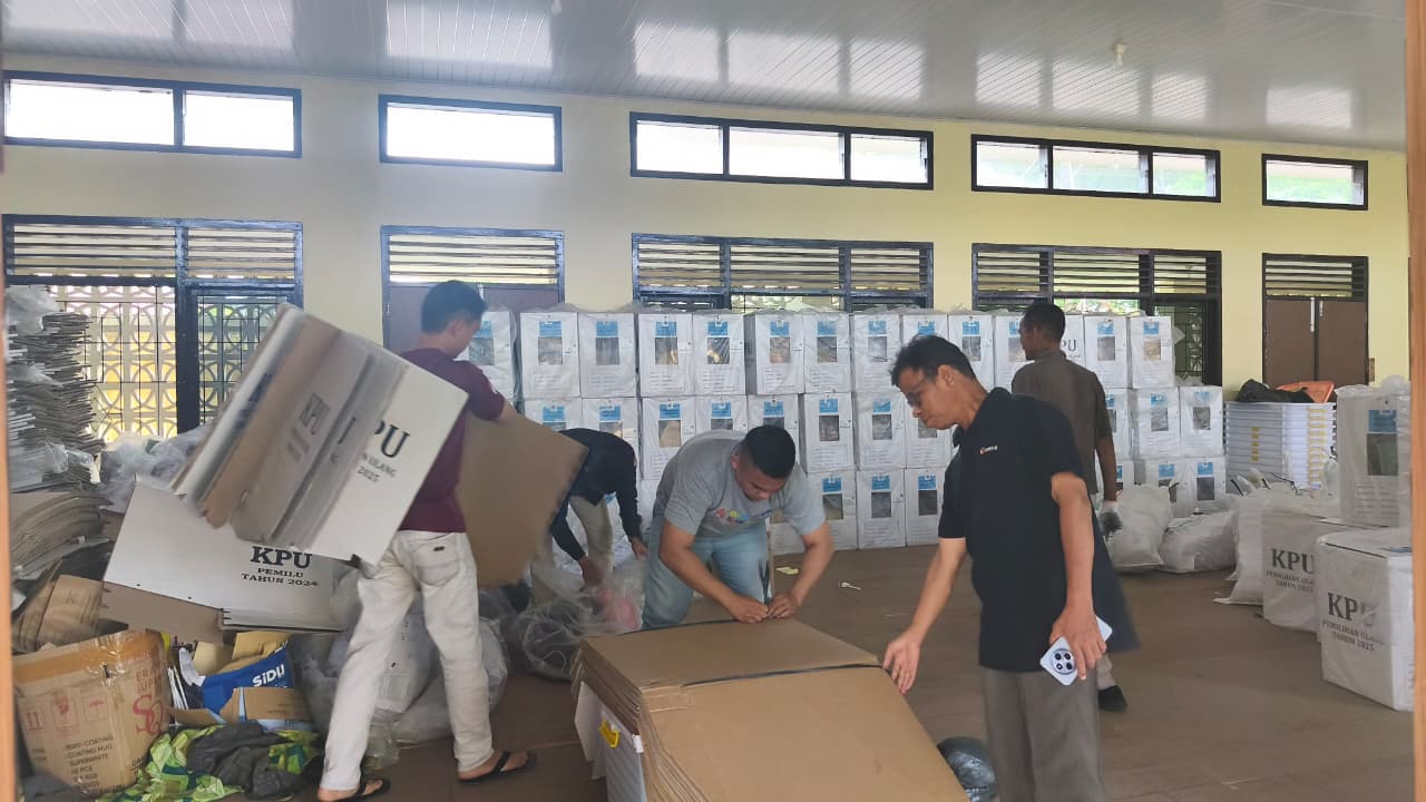Pengawasan Pengosongan Logistik di Gudang KPU Bangka