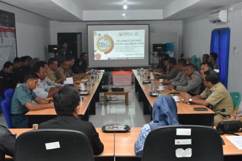 Pimpinan Bawaslu Kabupaten Bangka dalam Rapat Kerja Bersama Kelompok Kerja Pengawasan Pemilihan yang dibentuk oleh Bawaslu Kabupaten Bangka di Ruang Rapat Sekretariat Bawaslu Kabupaten Bangka pada Selasa, 8 Oktober 2024