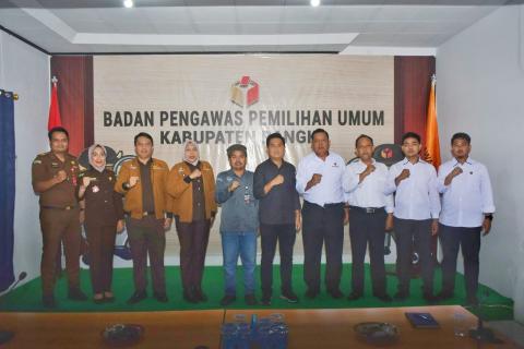 Foto Bersama dalam Supervisi dan Monitoring Sentra Gakkumdu Bangka Belitung di Sekretariat Bawaslu Kabupaten Bangka pada Senin, 14 Oktober 2024