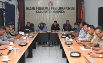 Rapat Kerja Bersama Kelompok Kerja Pengawasan Pemilihan yang dibentuk oleh Bawaslu Kabupaten Bangka di Ruang Rapat Sekretariat Bawaslu Kabupaten Bangka pada Selasa, 8 Oktober 2024