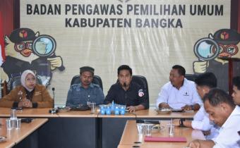 Anggota Bawaslu Kabupaten Bangka, Fega Erora dalam Supervisi dan Monitoring Sentra Gakkumdu Bangka Belitung di Sekretariat Bawaslu Kabupaten Bangka pada Senin, 14 Oktober 2024