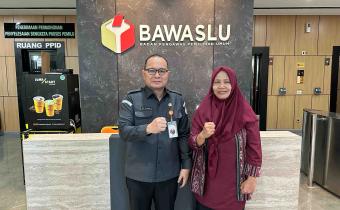 Bawaslu Kabupaten Bangka lakukan penyerahan Laporan Peningkatan Kapasitas Sumber Daya Manusia (SDM) dan Buku SDMO-Diklat Bawaslu Kabupaten Bangka