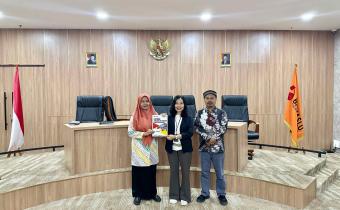 Ketua Bawaslu Kabupaten Bangka, Sugesti menyerahkan secara langsung laporan Akhir Pelaksanaan Tugas Divisi Sumber Daya Manusia, Organisasi dan Pendidikan dan Latihan (SDMO Diklat) Bawaslu Kabupaten Bangka Tahun 2024 pada Rabu, 5 Februari 2025