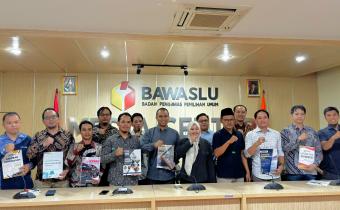 Penyerahan Laporan Akhir Kehumasan Tahun 2024 di Ruang Media Center Bawaslu Republik Indonesia pada Kamis, 16 Januari 2025