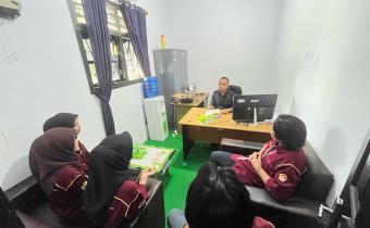 Plt. Kepala Sekretariat Bawaslu Bangka, Wahyu Perdana menerima mahasiswa Kerja Magang dari Institut Pahlawan 12 Sungailiat