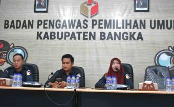 Anggota Bawaslu Bangka, Sugesti (Kanan Gambar)