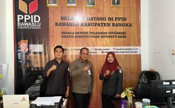 Anggota Bawaslu Bangka, Fega dan Sugesti bersama La Bayoni