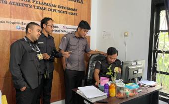 Staf Sekretariat Bawaslu Babel saat Memeriksa SAQ Bawaslu