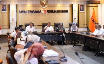 Rapat pemaparan program kerja dan anggaran dalam rangka penetapan arah kebijakan Bawaslu Tahun Anggaran 2026, yang dilaksanakan di Jakarta pada Rabu, 7 Januari 2026